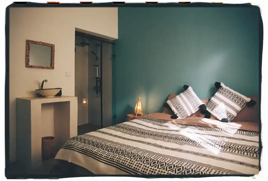 Blauwgrijze kamer met Berberdeken