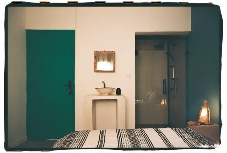 Blauwgrijze kamer in het ochtendlicht
