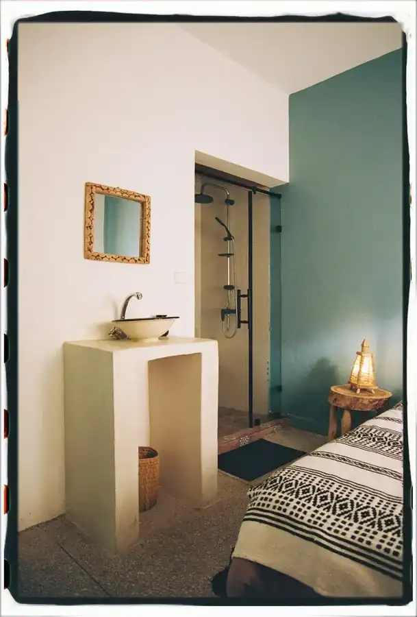 Blauwgrijze kamer met pompomkussen
