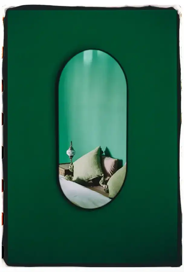 Olijfgroene kamer met mozaïeklamp