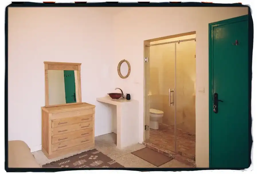 Zandbruine kamer in het lamplicht