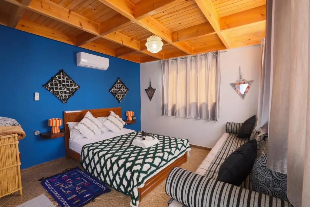 Double room with sofa and wooden ceiling