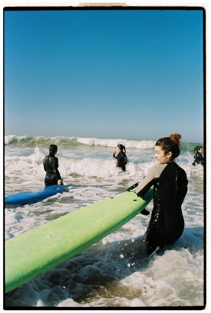Surfista capturando una ola verde ininterrumpida en un punto de surf de Tamraght
