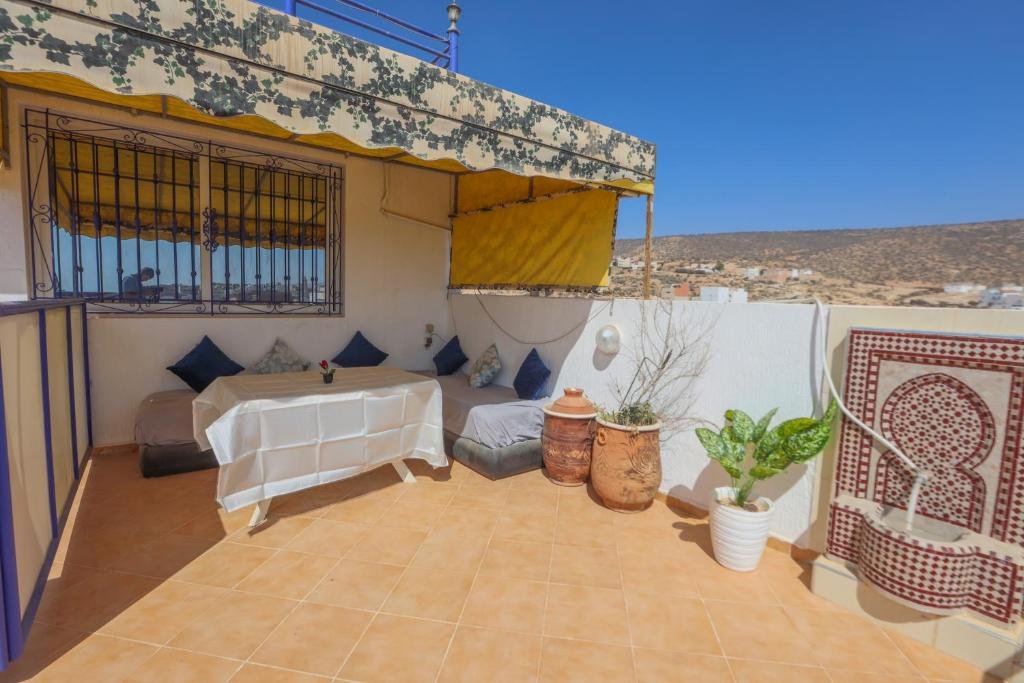 Sitzbereich auf der Dachterrasse des Riads mit Blick auf den Atlantik