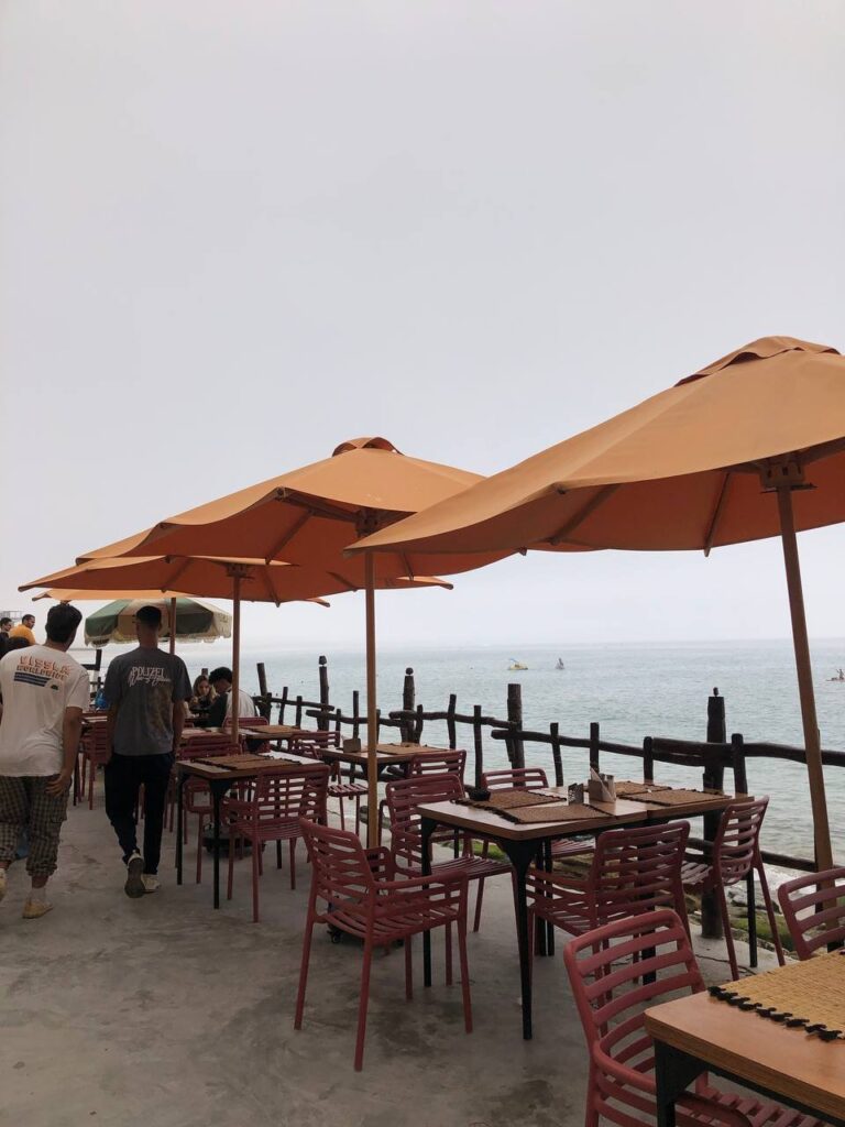 Un surfista montando una ola limpia de invierno cerca de Taghazout, Marruecos