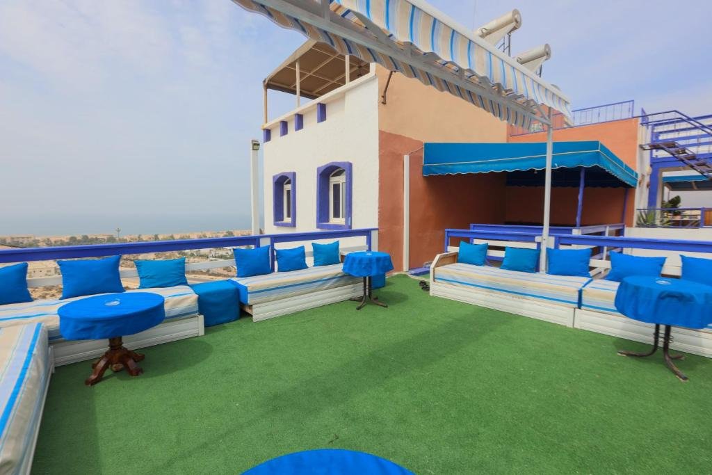 Blick von der Riad-Dachterrasse auf das Meer und Surfbretter