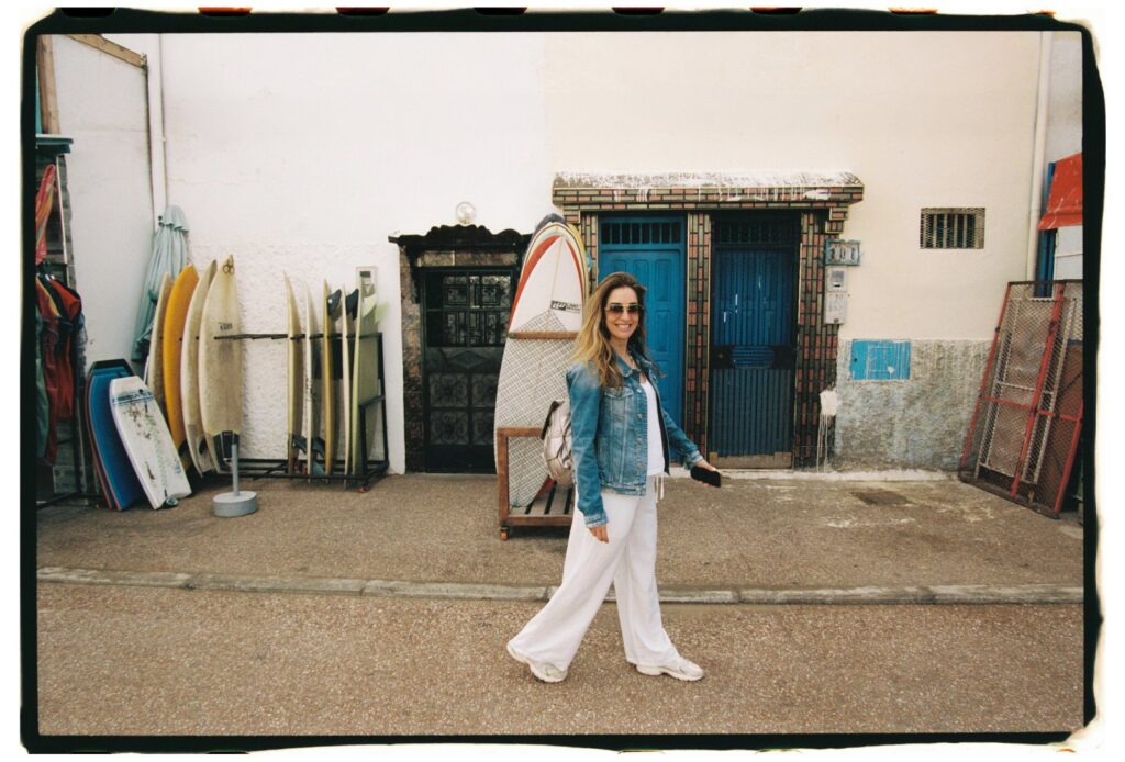 Surfboards am Strand in Tamraght mit sichtbaren Winter-Swell-Linien am Horizont.