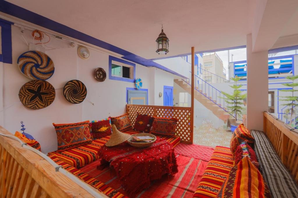 El riad y la azotea en Tamraght con vistas al mar y tablas de surf